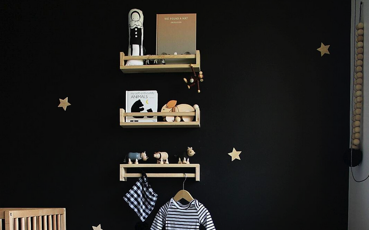 Donkere muur in de babykamer: súper tof