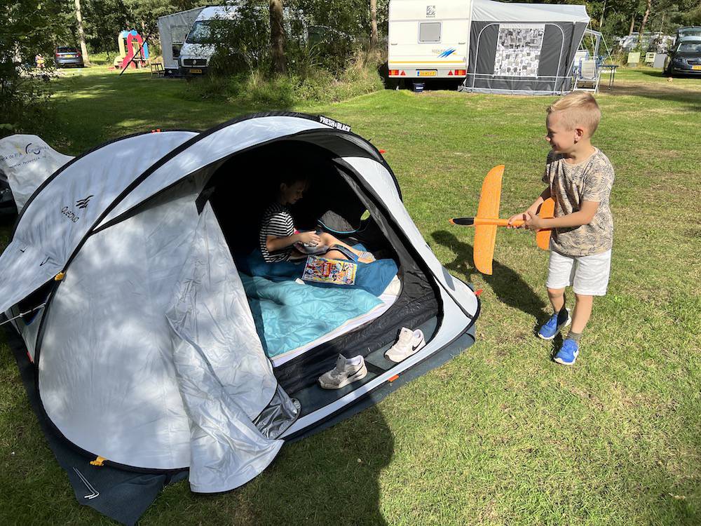 Voor het eerst sliepen de kinderen samen in een tent. Hoe ging dat?