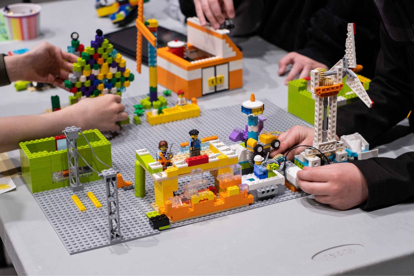Hoe kies je de perfecte LEGO set om te huren voor het hele gezin?