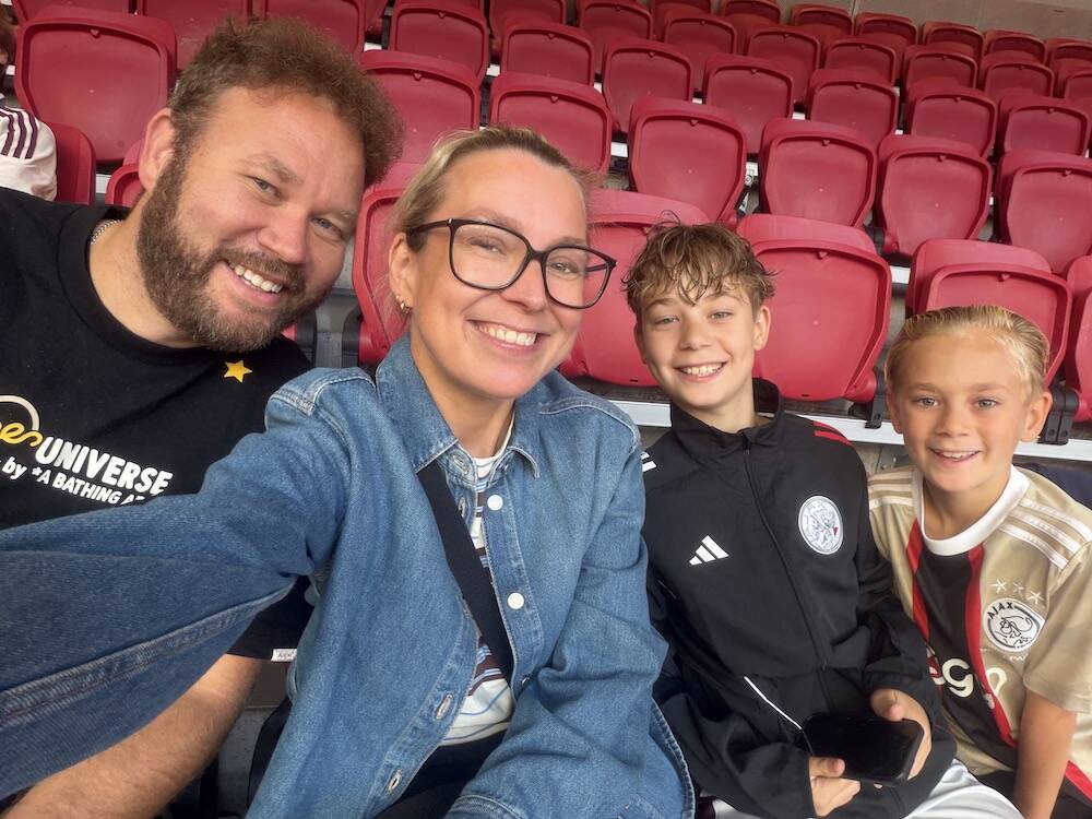 DIARY: weer noodmedicatie, weer ziek op de bank & naar Ajax met de jongens