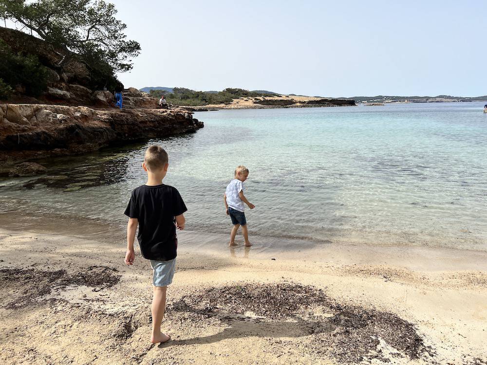 Gezinsvakantie plannen: 7 tips voor een zorgeloze reis met kinderen